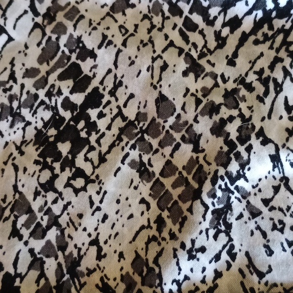 7th Ave New York & co Monochrome Abstract Shorts - Picture 5 of 8